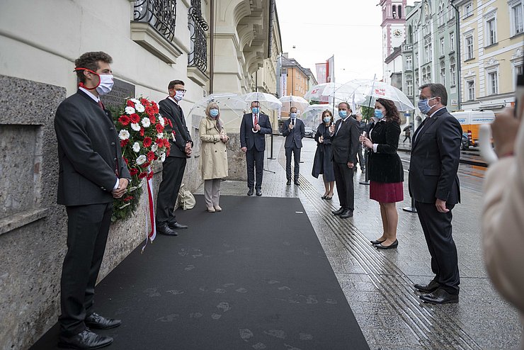 Die Tiroler Landesregierung mit LH Platter an der Spitze gedachte des Tiroler Widerstandskämpfers Prof. Franz Mair, der bei der Befreiung des Landhauses am Ende des Zweiten Weltkrieges vor 75 Jahren tödlich verwundet wurde.