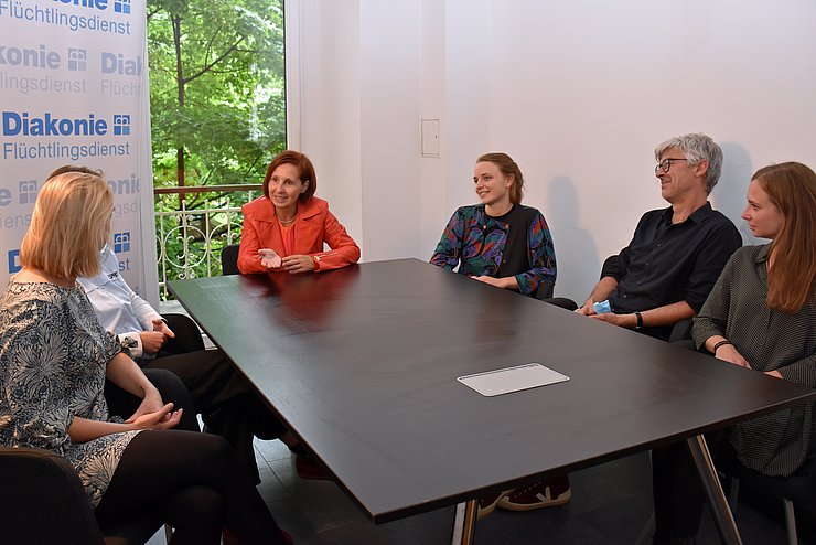 Integrationslandesrätin Gabriele Fischer im Arbeitsgespräch mit MitarbeiterInnen des Diakonie Flüchtlingsdienstes.