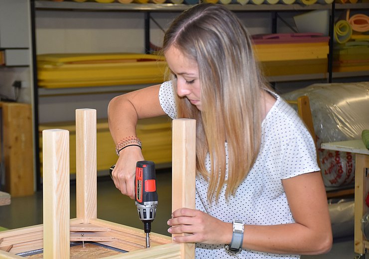 Mai: Anna Lena Neururer (Oetz)  Tapeziererin und Dekorateurin bei der Josef Riml Tischlerei GmbH in Längenfeld. Anna Lena ist Ortsleiterin der Landjugend und Jugendreferentin der Musikkapelle Oetz, Mitglied der Haflinger Jungzüchterschaft Tirol und des Tscheggenschafvereins Ötztal. 