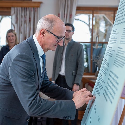 LH Anton Mattle unterzeichnete die Ehrenamtscharta.