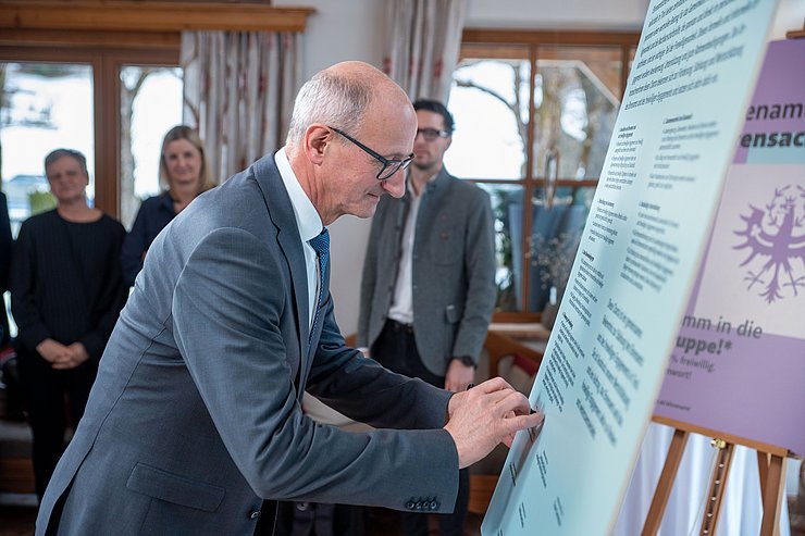 LH Anton Mattle unterzeichnete die Ehrenamtscharta.