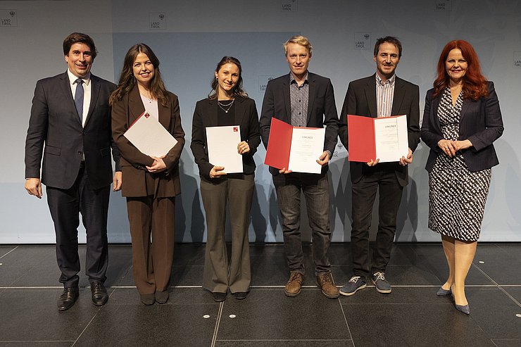 © Land Tirol/Sedlak Gruppenfoto mit Nachwuchsforschern des MCI.