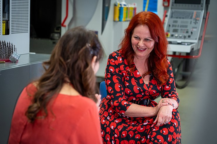 Bild von Landesrätin Hagele über Ferlainos Schulter.