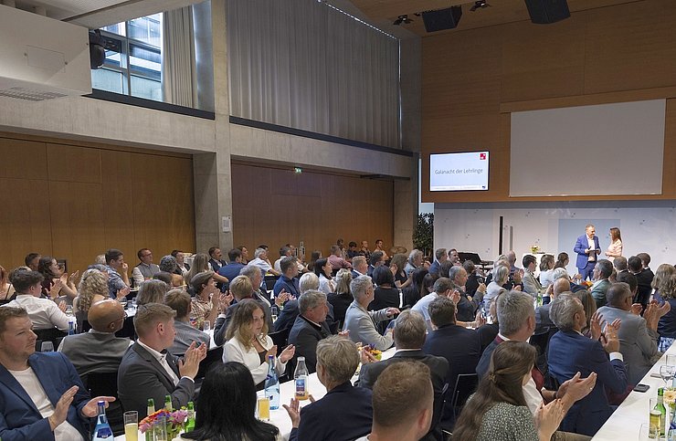 © Land Tirol/Sedlak Ein bis auf den letzten Platz gefüllter Großer Saal bei der Lehrlingsgala im Landhaus in Innsbruck.