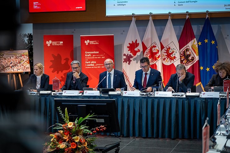 Das Podium während der Verhandlung.