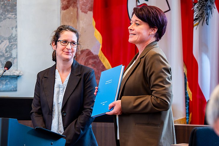 LTPin Sonja Ledl-Rossmann erhielt stellvertretend für den Landtag ein gedrucktes Exemplar der Doktorarbeit.