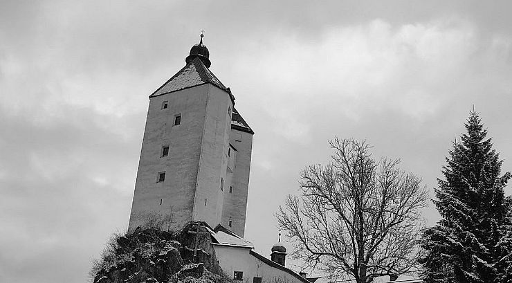Blick hinauf zur Burganlage Mariastein mit dem Schlossmuseum.