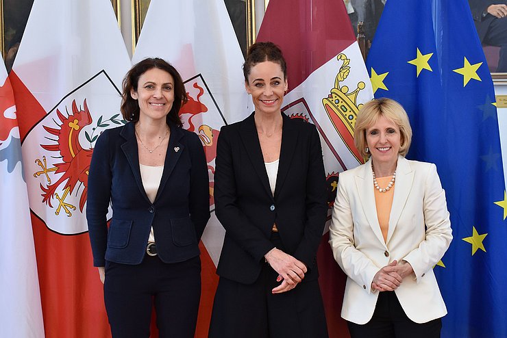 Die Landesrätinnen Stefania Segnana (Trentino), Eva Pawlata (Tirol) und Waltraud Deeg (Südtirol).