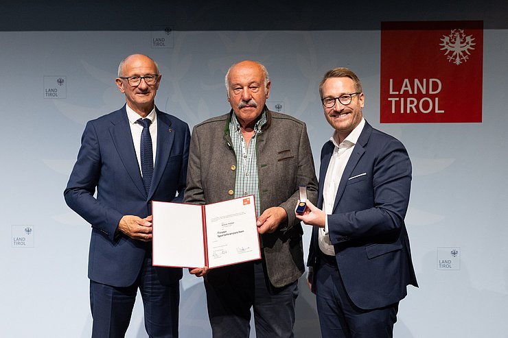 Verleihung Tiroler Sportehrenzeichen 2026, v. l. n. r. LH Anton Mattle, Anton Koller, 1. LHStv. Philip Wohlgemuth
