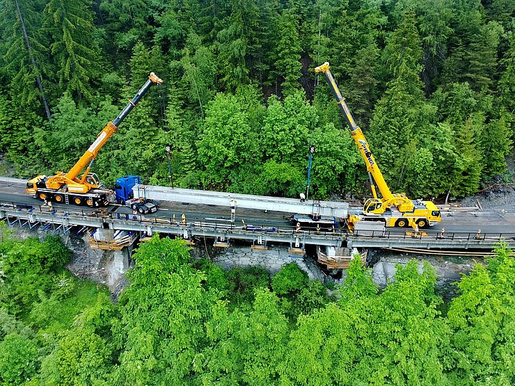© Land Tirol Der Aus- und Einhub der neuen Fertigteilträger erfolgte mit zwei Hubgeräten.