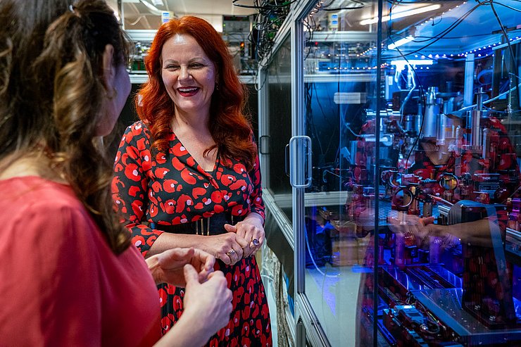 Hagele vor einem Laborkasten am IQOQI.