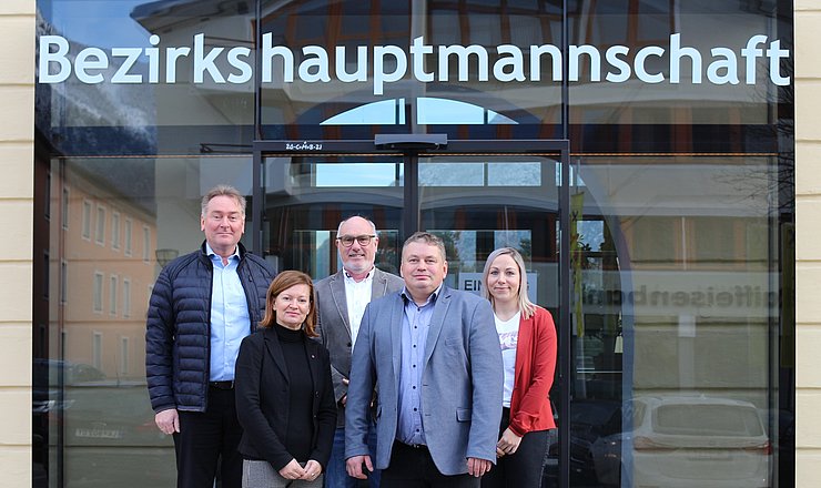 Gruppenfoto mit Bürgermeister Elmar Haid, Bezirkshauptfrau Eva Loidhold, Gemeinderevisor Andreas Huter, Bürgermeister-Stellvertreter Dietmar Mazagg und Gemeinderevisorin Nicole Möderle 