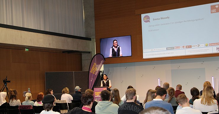 Jugendliche spricht vor Publikum