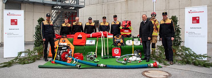 Übergabe der Spezialausrüstung an die Feuerwehr-Vertreter des Bezirks Imst