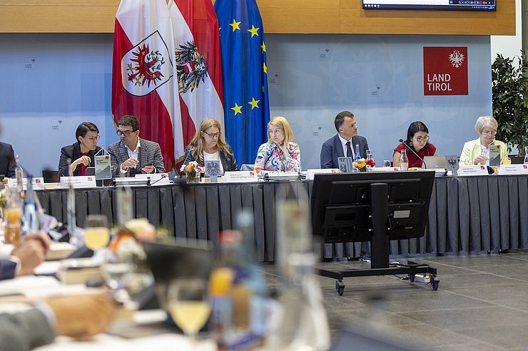 © Land Tirol/Sedlak Aufnahme der Vorsitzreihe im Großen Saal des Landhauses.