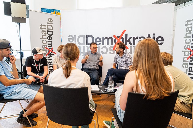 Diese Woche fand im Tiroler Landtag wieder die Workshop-Reihe Demokratielandschaft statt. Mit dabei: Abgeordnete (im Bild li.: Andreas Kirchmair) und ExpertInnen aus Forschung und Verwaltung (im Bild: Kinder- und Jugendanwalt Lukas Trentini)