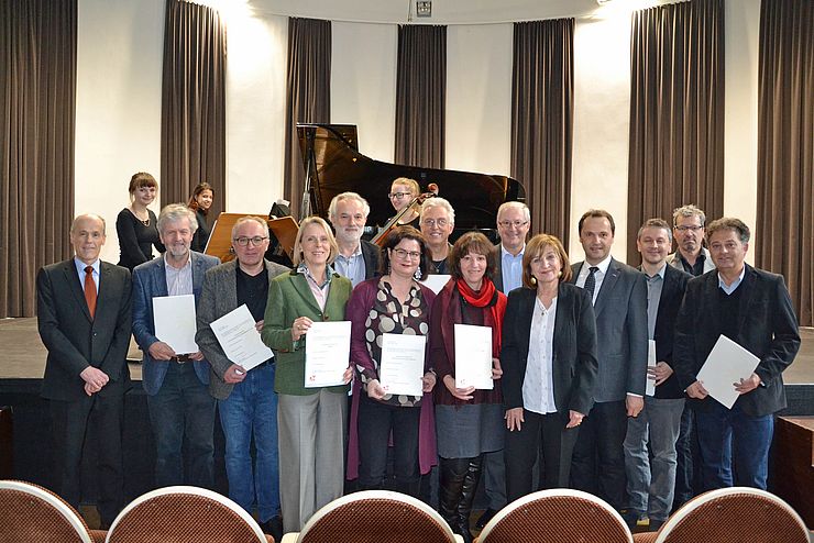 LRin Beate Palfrader (5. v.r.) gratuliert mit Landesmusikschuldirektor Helmut Schmid (4. v.r.) und TLK-Direktor Nikolaus Duregger (links außen) den neu ernannten Instituts- und FachbereichsleiterInnen des Landeskonservatoriums.