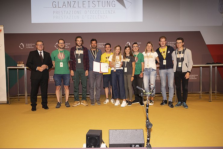 Südtirol-Projekt "Jugendgruppe Adüm": Euregiopräsident LH Günther Platter mit VertreterInnen und Mitgliedern des Vereins - darunter Felix Nagler (2.v.re., Obmann des Vereins).