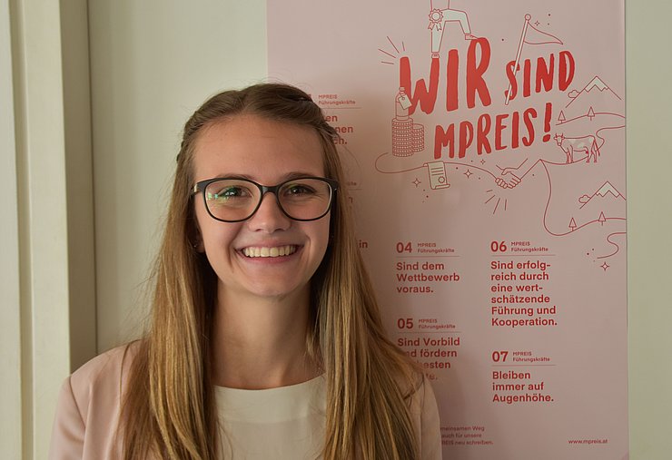 Oktober: Julia Kirschner (Rum)  Bürokauffrau bei der MPREIS Warenvertriebs GmbH in Völs. Julia ist Mitglied der Landjugend Rum, des Trachtenvereins „D’Nordkettler Rum“, der Speckbacher Schützenkompanie Arzl und des Rotholzer AbsolventInnenvereins. Gerne über-nimmt sie bei Bekannten das Babysitten.