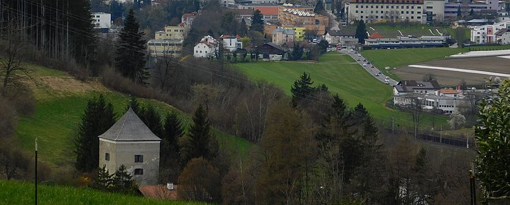 © DI Martin Schönherr Östlicher Stadtrand von Hall i.t., im Vordergrund Kolbenturm, Volderwald