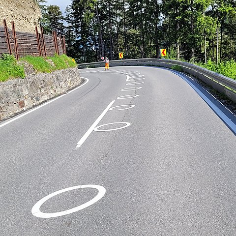 Ellipsen auf der Fahrbahn 