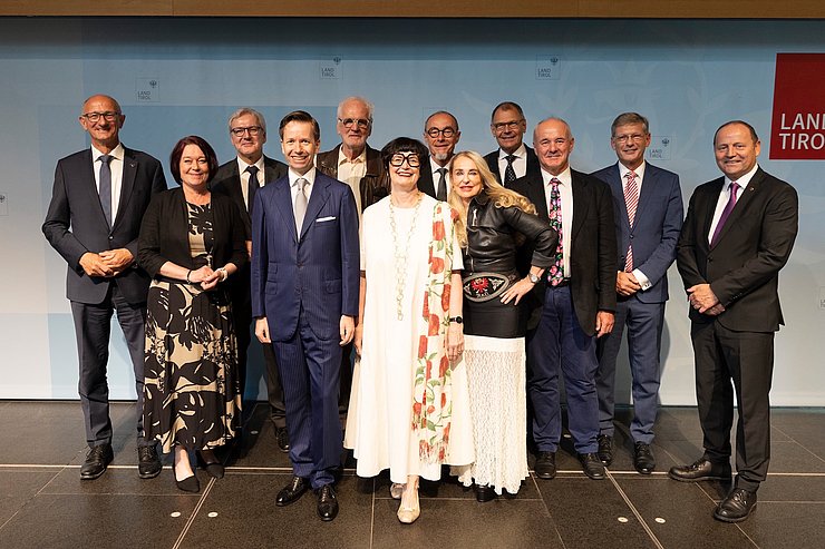 © Land Tirol/Sedlak Gruppenfoto mit allen Geehrten und Vertretern der Politik.