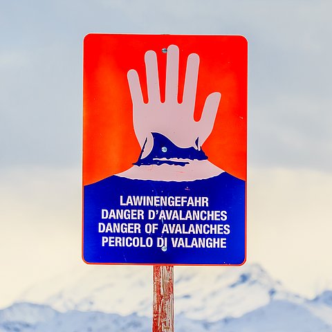 Warnschild: Lawinengefahr