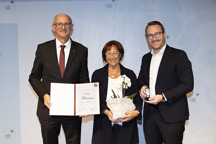 © Land Tirol/W9 Mario Webhofer v.l.n.r.: LH Anton Mattle, Helga Krapf, 1.LH-Stv. Philip Wohlgemuth
