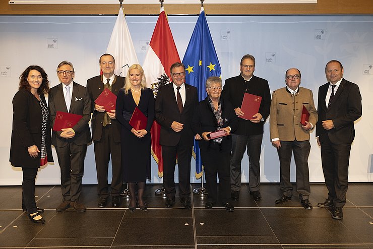 Gruppenfoto v. li. LHStvin Ingrid Felipe, Stefan Sares, Gerhard Gürtlich, Petra Schneebauer, LH Günther Platter, Erika Simon, Josef Niedermaier, Thomas Zimmermann und LHStv Josef Geisler.