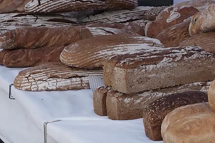 © Produktion West Verschiedene Brotleibe sind auf einem Tisch aufgelegt.