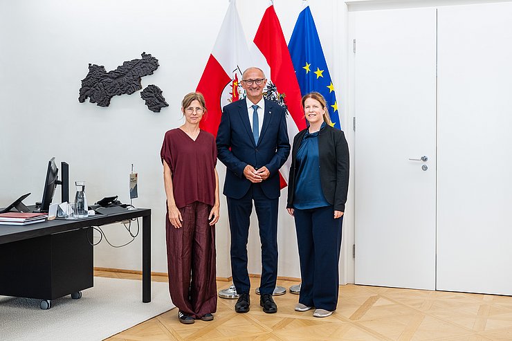 © Land Tirol/Fitsch Gruppenfoto mit LH Mattle und zwei Damen in seinem Büro