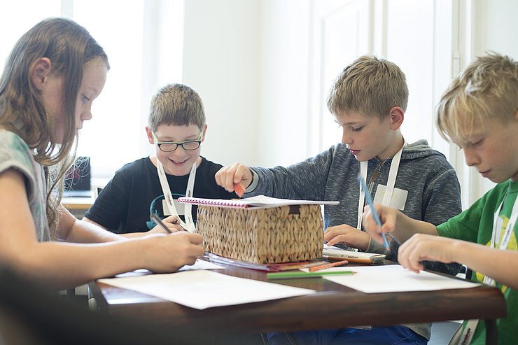 Kinder der 4a-Klasse der VS Absam bereiten sich intensiv zum Interview vor