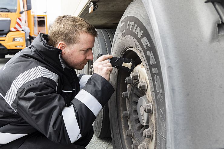 Techniker vor Lkw-Reifen