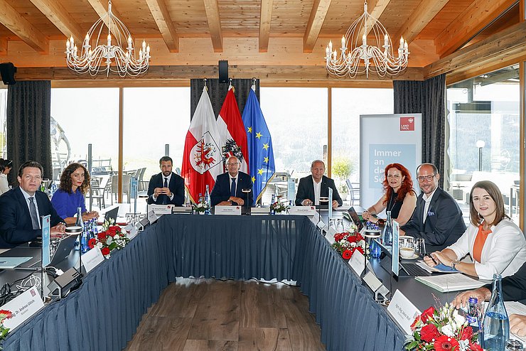 Die Regierungsmitglieder sitzen in einem Besprechungsraum.