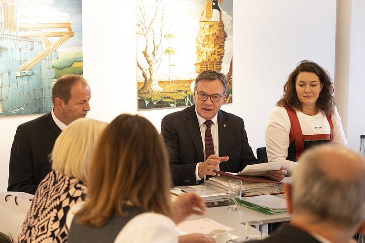 LH Günther Platter (Mitte), links LHStv Josef Geisler und rechts LHStvin Ingrid Felipe.