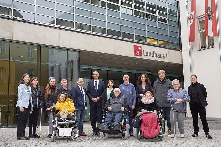 Gruppenfoto vor dem Landhaus