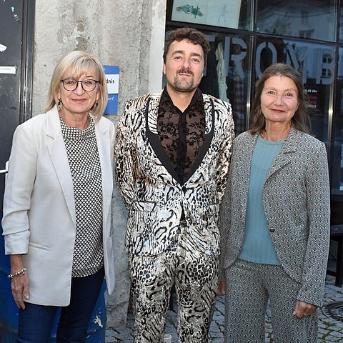 LRin Palfrader (li) und SRin Uschi Schwarzl gratulierten Martin Fritz herzlich zum Preis. 