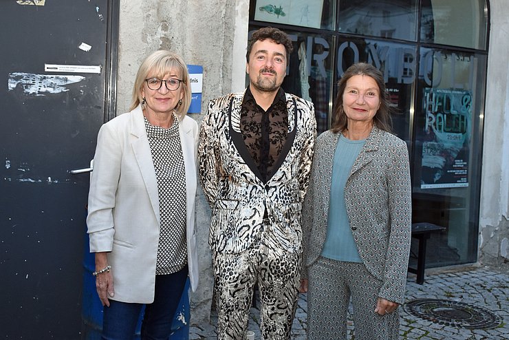 LRin Palfrader (li) und SRin Uschi Schwarzl gratulierten Martin Fritz herzlich zum Preis. 