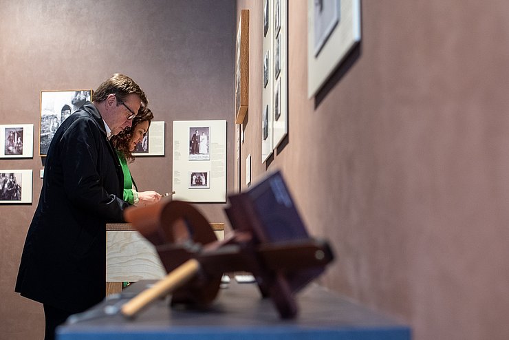 LH Günther Platter und LHStvin Ingrid Felipe besichtigen die erste kuratierte Ausstellung im Tiroler Steinbockzentrum unter dem Titel „Natur trifft Kultur“