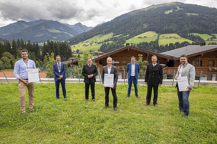 Die Erstplatzierten des Euregio Innovationspreises 2020 mit den Landeshauptleuten der Europaregion und  dem Juryvorsitzenden Josef Margreiter: (vl) Johannes Fontana (2.), LH Arno Kompatscher, LH Günther Platter, Sieger Michael Traugott, LH Maurizio Fugatti, Josef Margreiter, Marcel Huber (3.).