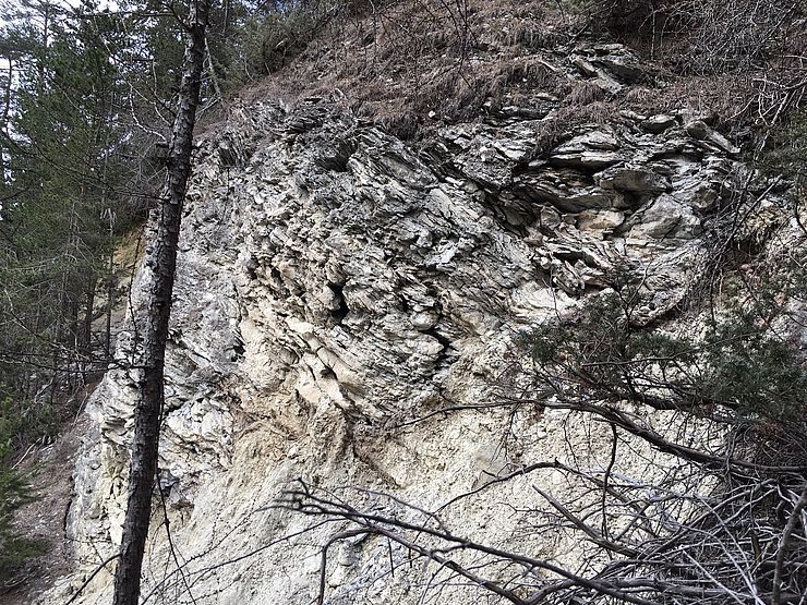 Aus dieser Felswand oberhalb der Serfauser Straße drohen weitere rund 5.000 Kubikmeter Gestein abzustürzen.