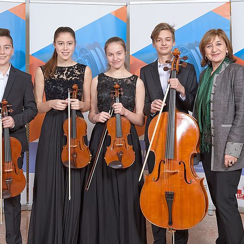 Kulturlandesrätin Beate Palfrader gratuliert Quartissimo mit v. li. Jonas Alber, Hannah Alber, Clara Spieler und Emil Spieler zum 1. Preis in der Kategorie Kammermusik für Streichinstrumente.  
