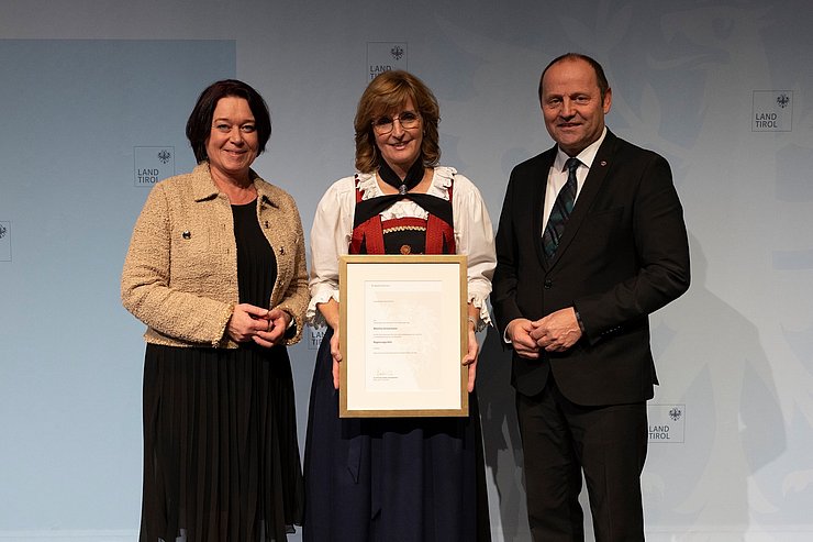 LTPin Ledl-Rossmann und LHStv Josef Geisler mit der ausgezeichneten Regierungsrätin Martina Grissemann (Bezirkshauptmannschaft Landeck).