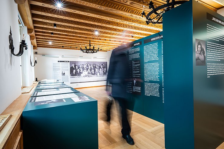 Ausstellungsraum im Landhaus, in der Mitte sieht man verschwommen einen Mann.