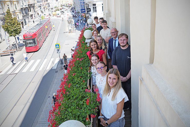 Gruppe von Jugendlichen auf Balkon