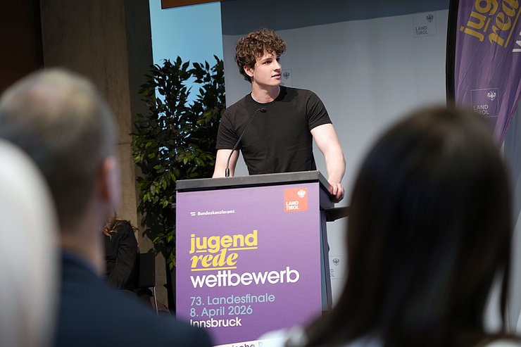 © Land Tirol/Trenker Jugendlicher spricht vor Publikum