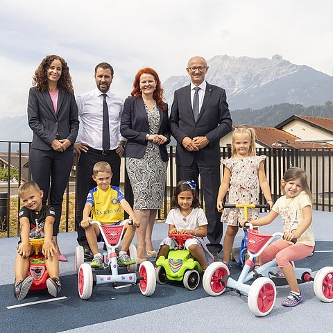 Pawlata, Dornauer, Hagele und Mattle mit Kindern auf der Dachterrasse.