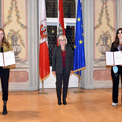 LRin Palfrader (Mitte) mit den Förderpreisträgerinnen Janine-Chantal Weger (links) und Sophia Mairer. 