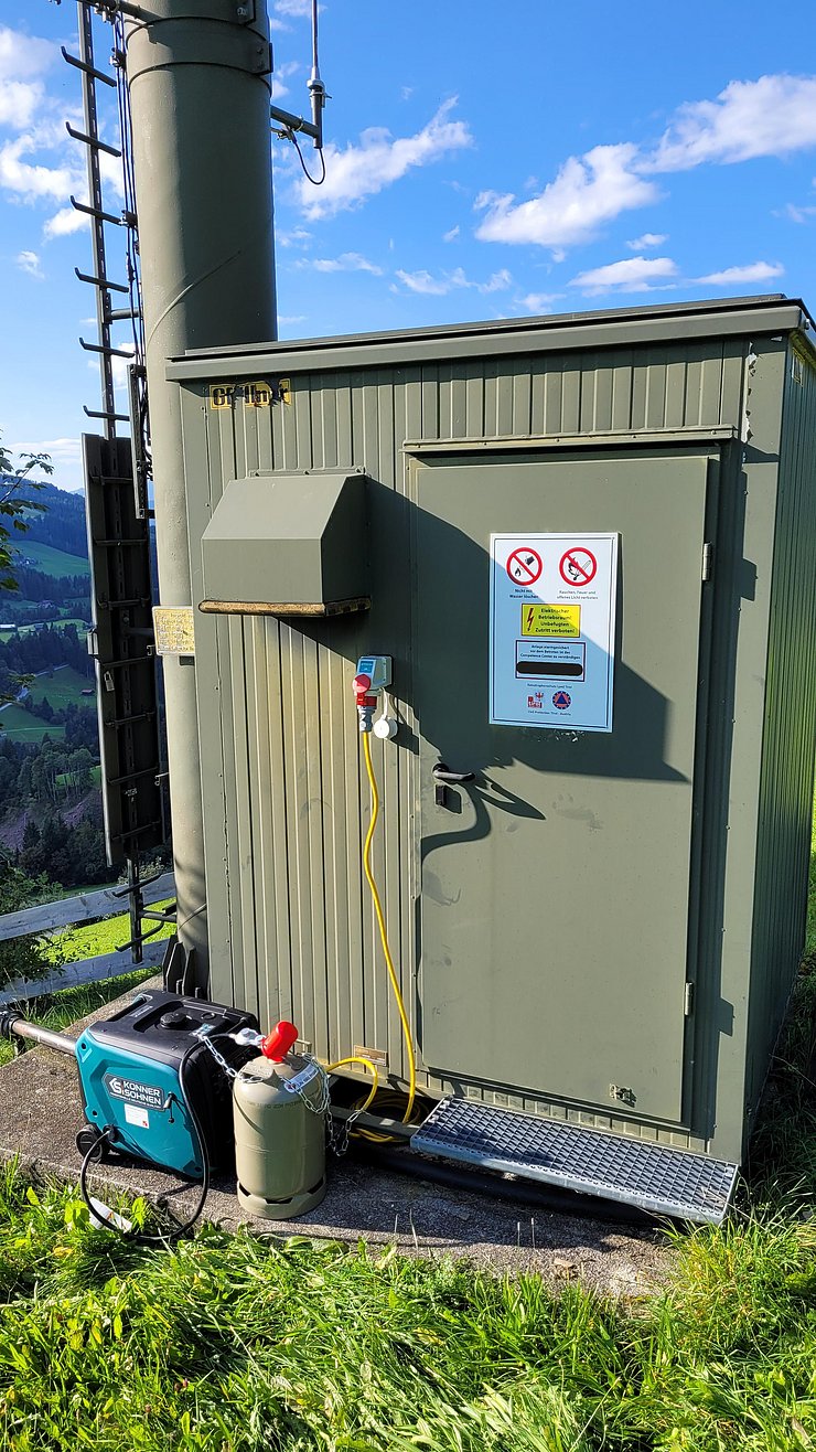 Funkstation: Container mit Funkmasten