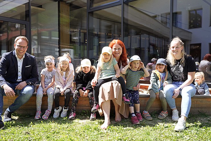 Abschließend ging es in den Kindergarten Sellrain – dort werden in den Sommerwochen Kinder aus dem gesamten Sellraintal betreut (rechts im Bild: Kindergartenleiterin Johanna Schlögl).